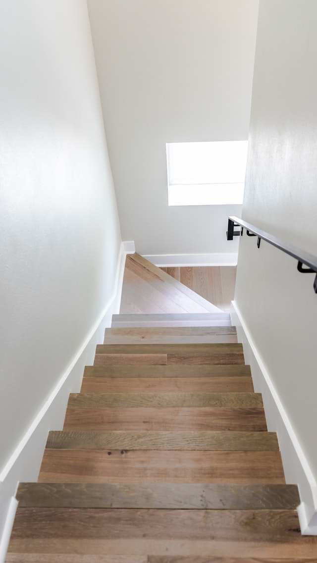 Enger Treppenabgang im Altbau
