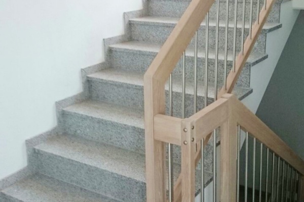 Stufenbelag im Anschluss an das Gelaender