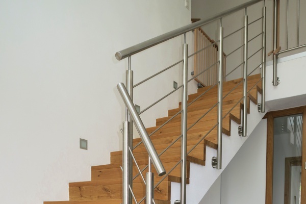 Edelstahlgelaender an einer Treppe