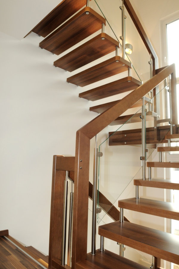 Stufendetail einer reparierten Treppe
