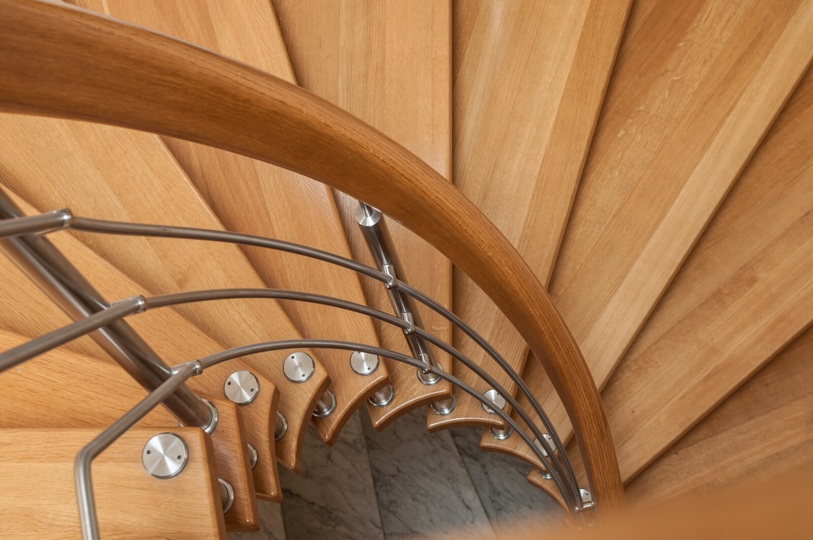 Handlauf und Geländerstäbe einer Holztreppe