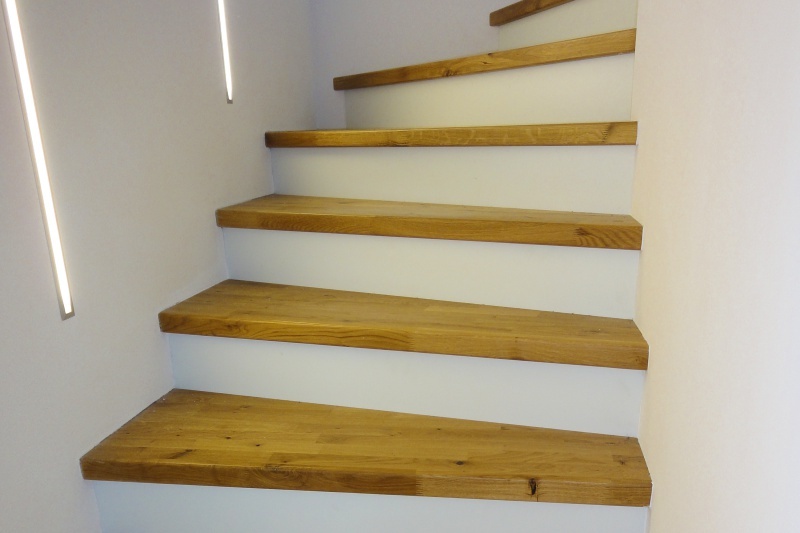 Massivholzbelag an einer Wandtreppe