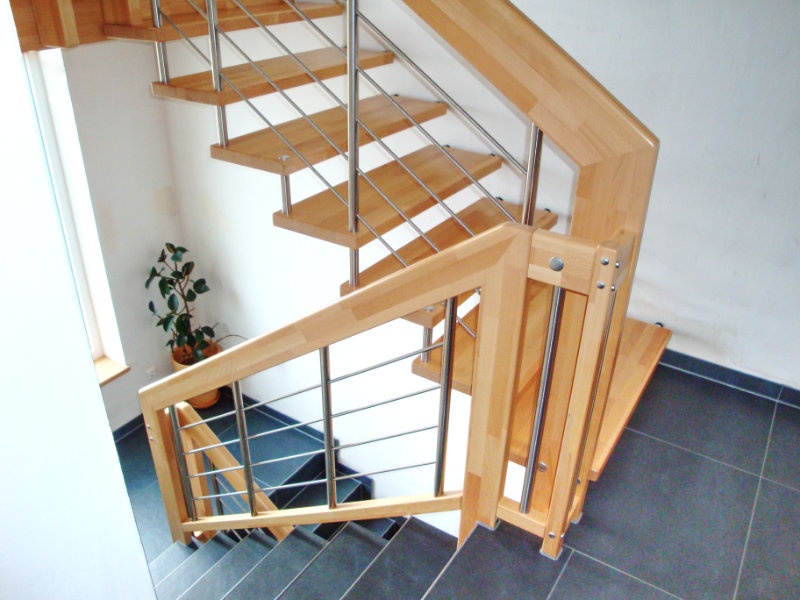 Treppenhaus mit mehreren Laeufen