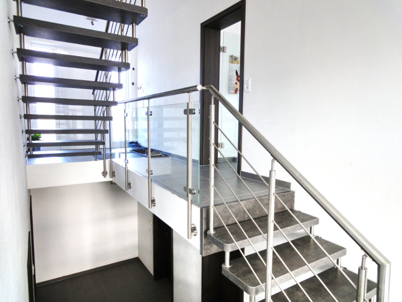 Galeriebruestung mit Glas und Edelstahl