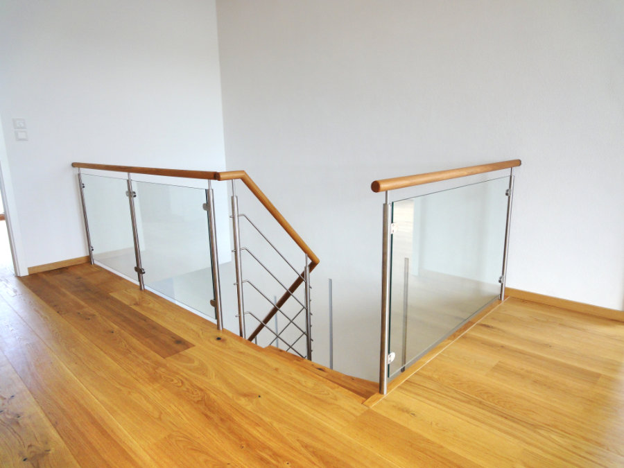Glasbrüstung am Treppenauge