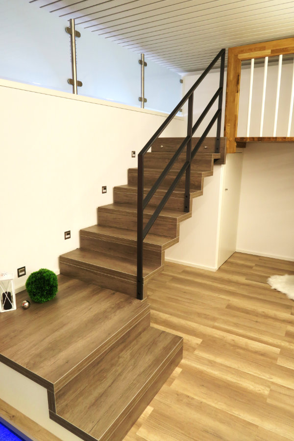 Treppe mit erneuerten dunklen Trittstufen