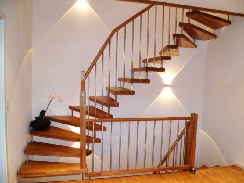 Sanierte Treppe in einem Wohnhaus