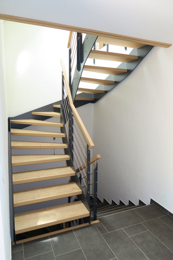 Stufenfolge einer Betontreppe vor dem Belegen